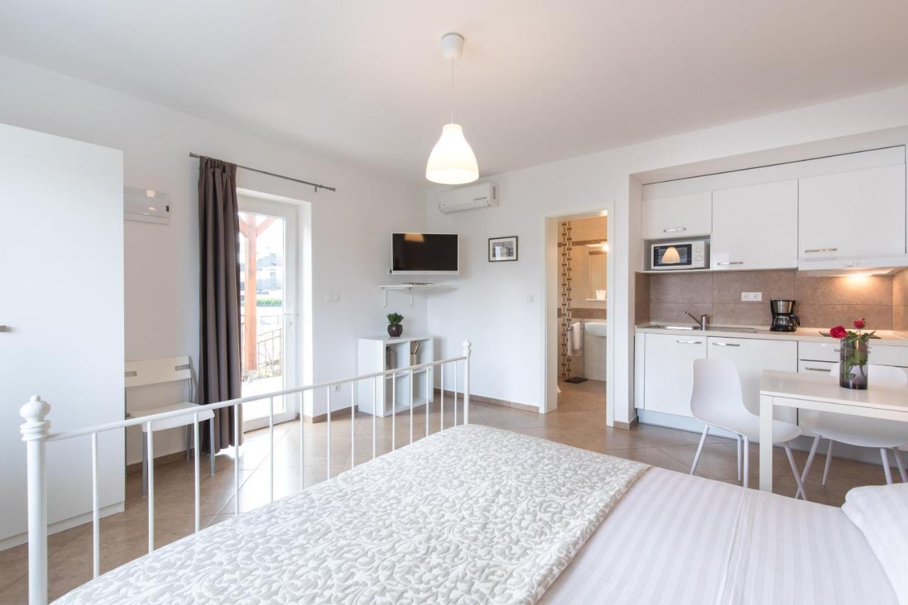 Apartmani Laura Krk Krk Town Buitenkant foto