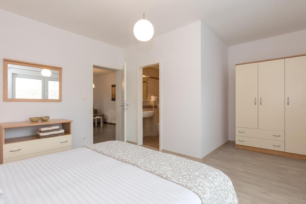 Apartmani Laura Krk Krk Town Buitenkant foto
